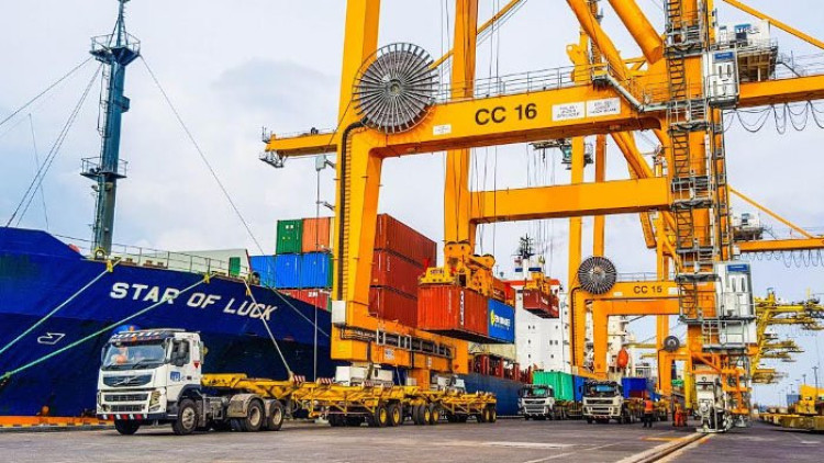Aktivitas pengangkutan logistik di pelabuhan bongkar muat. FOTO - ISTIMEWA Catat! Ini Jadwal Dividen Interim PPGL Rp3 per Lembar