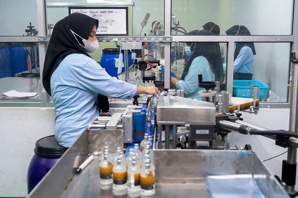 Baik dari sisi jumlah pelaku usaha maupun nilai pasar sektor ini didominasi oleh pelaku usaha dari kalangan industri kecil menengah (IKM). 89 Persen Pelaku Industri Kosmetik Merupakan IKM