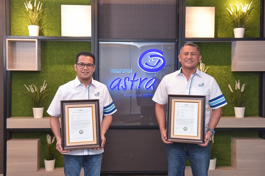 President Director Asuransi Astra, Maximiliaan Agatisianus (kanan) dan Technical Director Asuransi Astra, Mulia K. B. Siregar (kiri) menerima sertifikat atas pencapaian Asuransi Astra dalam mempertahankan predikat kredit selama tiga tahun berturut-turut. Asuransi Astra Kembali Raih Peringkat Kredit dan Peringkat Nasional