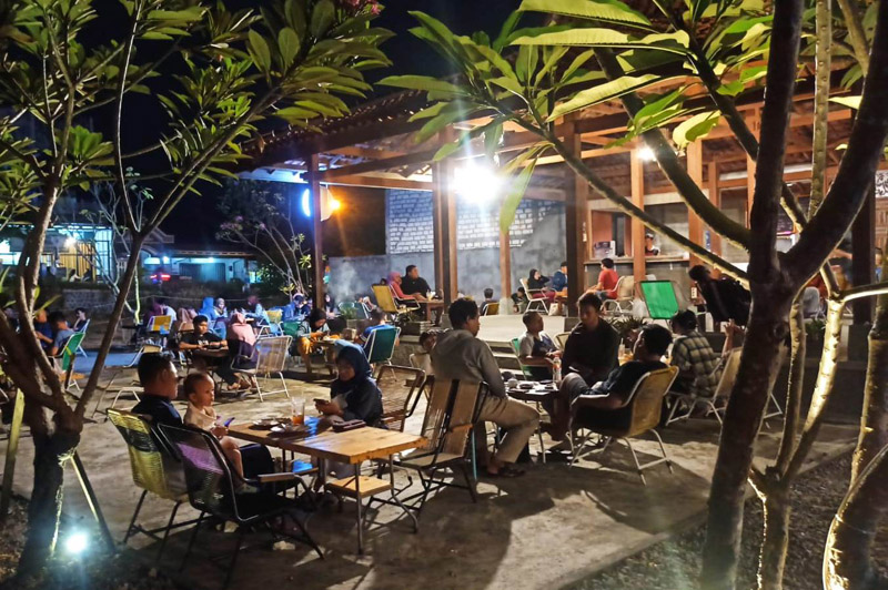 Suasana di sebuah kafe di malam hari. Dok. Jatimpos.Online. Jangan Salah! Beban Royalti Musik Hak Pencipta Karya, Bukan Pajak
