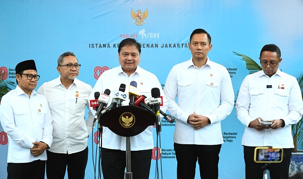 Menteri Koordinator (Menko) Bidang Perekonomian Airlangga Hartarto didampingi Menko lain dalam Konferensi Pers usai Sidang Kabinet Paripurna di Istana Kepresidenan Jakarta, Rabu (6/08). Pemerintah Yakin Target Investasi Tahun ini Rp1.900T Bisa Dicapai