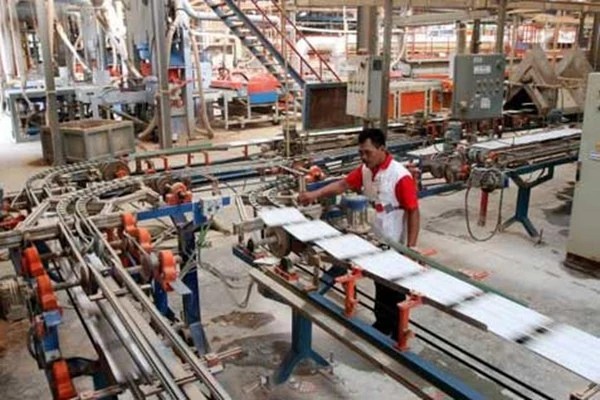 Pekerja di Pabrik keramik milik ARNA. Buyback Berakhir, ARNA Sebut Hanya Serap 11 Persen