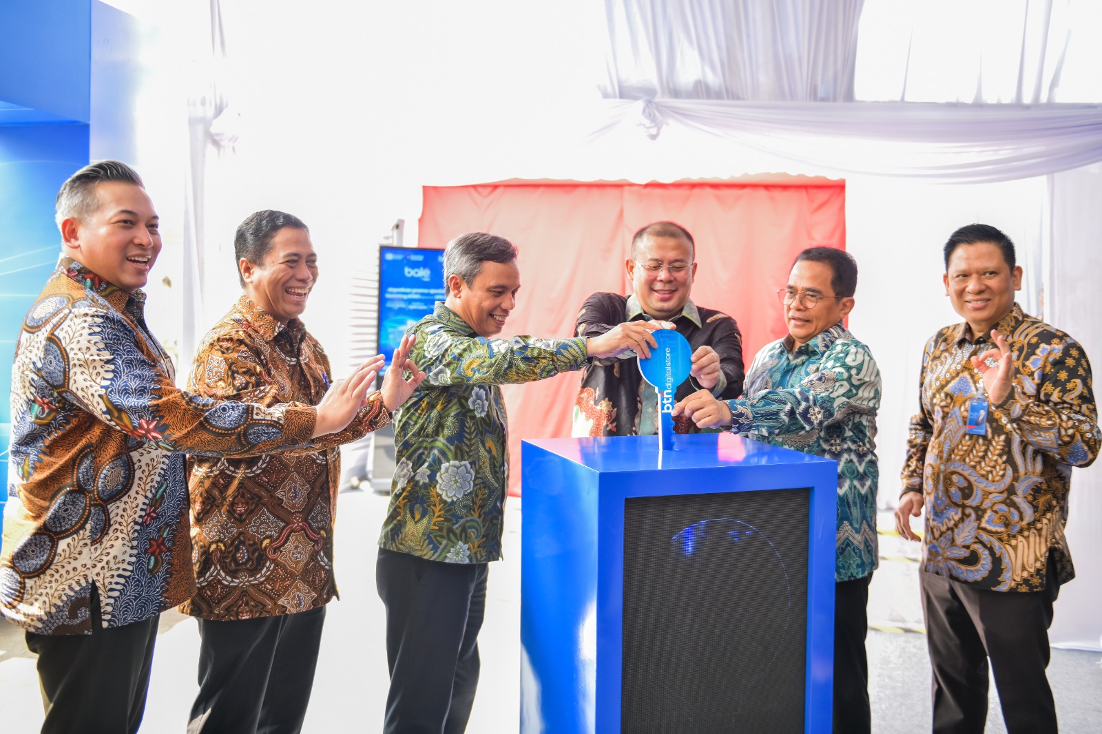Direktur Utama BTN Nixon LP Napitupulu (ketiga kiri) bersama Wakil Ketua DPR RI Cucun Ahmad Syamsurijal (ketiga kanan), Sekretaris Jenderal DPR RI Indra Iskandar (kedua kanan), Direktur Network & Retail Funding BTN Rully Setiawan (kiri), Direktur Consumer Banking BTN Hirwandi Gafar (kedua kiri), dan SEVP Digital Business BTN Thomas Wahyudi secara simbolis meresmikan pembukaan BTN Digital Store DPR RI, di Jakarta, Kamis (8/7). (Foto: Endang Muchtar). BTN Digital Store Resmi Hadir di DPR