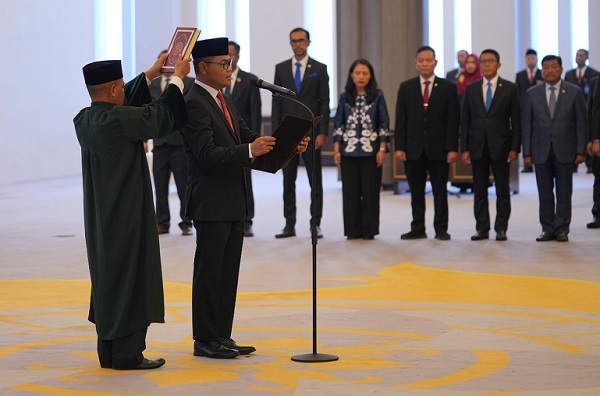 Senin 11 Agustus 2025 Ricky Perdana Gozali mengucapkan sumpah jabatan sebagai Deputi Gubernur Bank Indonesia di hadapan Ketua Mahkamah Agung, Prof. Dr. Sunarto, SH, MH.(foto: BI) Ricky Perdana Gozali Dilantik Jadi Deputi Gubernur BI
