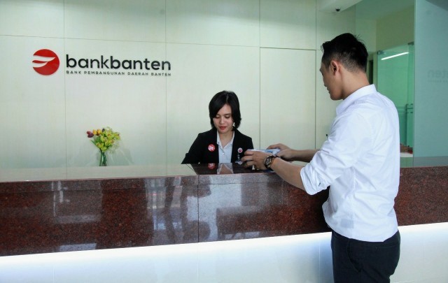 Potret Pegawai Bank Banten tengah melayani aktivitas transaksi nasabah. BEKS Umumkan Komisaris, Sahamnya di FCA Lompat 4,35 Persen