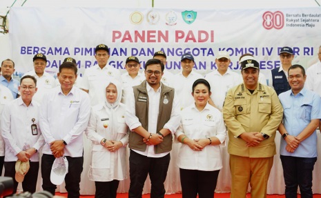 Ketua Komisi IV DPR RI Siti Hediati Soeharto (Titiek Soeharto) bersama anggota komisi lainnya usai melakukan panen padi di di Kecamatan Turikale, Kelurahan Raya Kabupaten Maros, Selasa (12/8/25). 1 Hektare Hasilkan 9 Ton, Maros Didorong Jadi Motor Produksi Sulsel