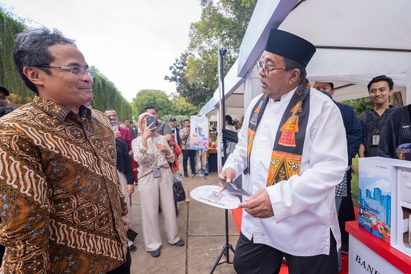 Wakil Gubernur Jakarta, Rano Karno bersama Direktur Utama Bank DKI, Agus H. Widodo mengunjungi Pasar Kreatif “Ramadan di Jakarta” yang berlangsung pada 14-16 Maret 2025.(Foto: Stockwatch.id) Doel Targetkan 75 Persen Transaksi QRIS dari DKI Jakarta