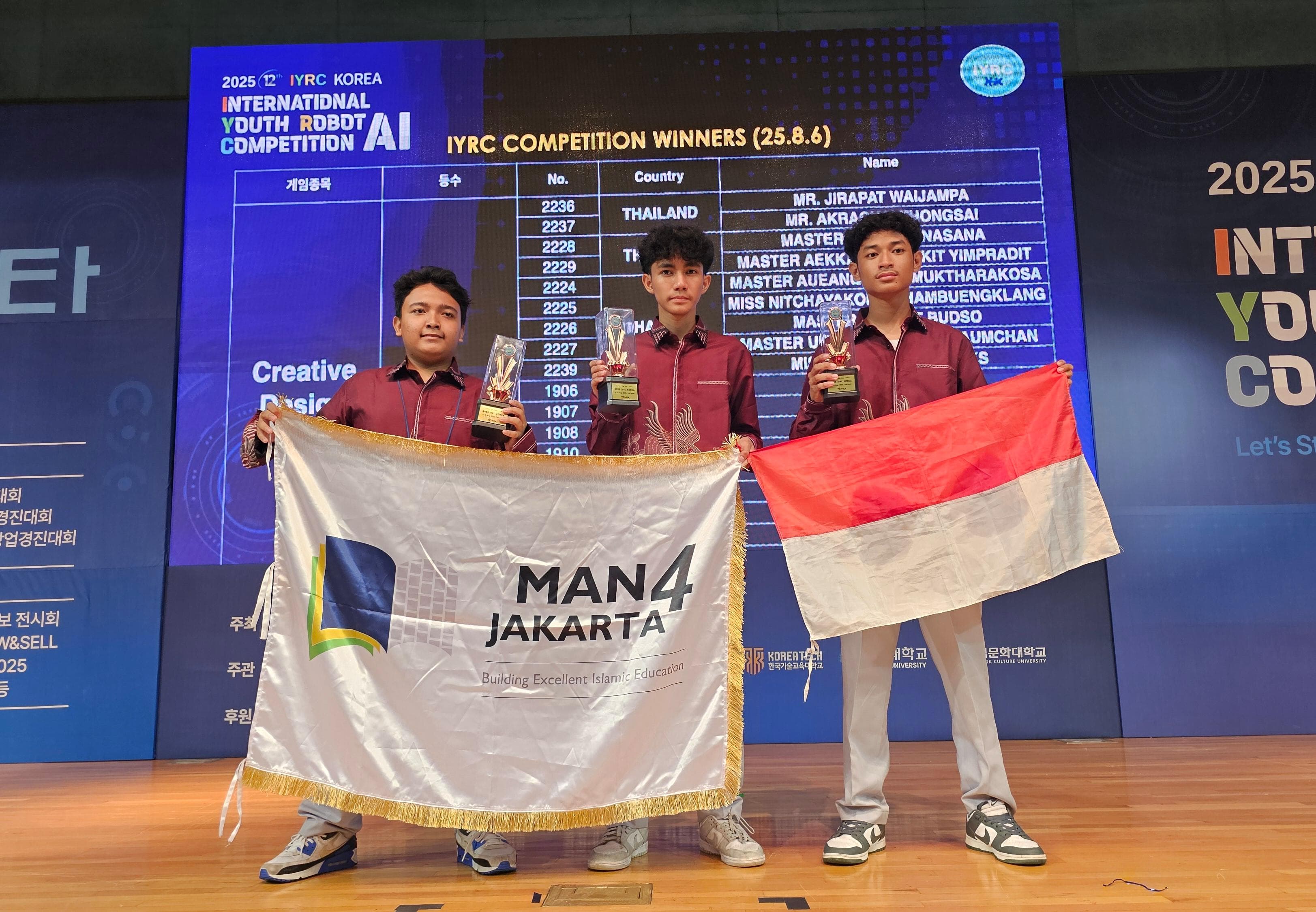Fawaaz Amaar Abdul Mughni (Kelas XI 13), Choky Fii Ramadhani (Kelas XI 4 dan Razin Anandri Firdaus (Kelas XI 1) merebut medali Bronze kategori Creative Design dengan tema “Entrepreneurship with AI Life”. Dok. Ist. Lomba IYRC 2025 di Korea Selatan, Siswa MAN 4 Jakarta Raih Dua Medali