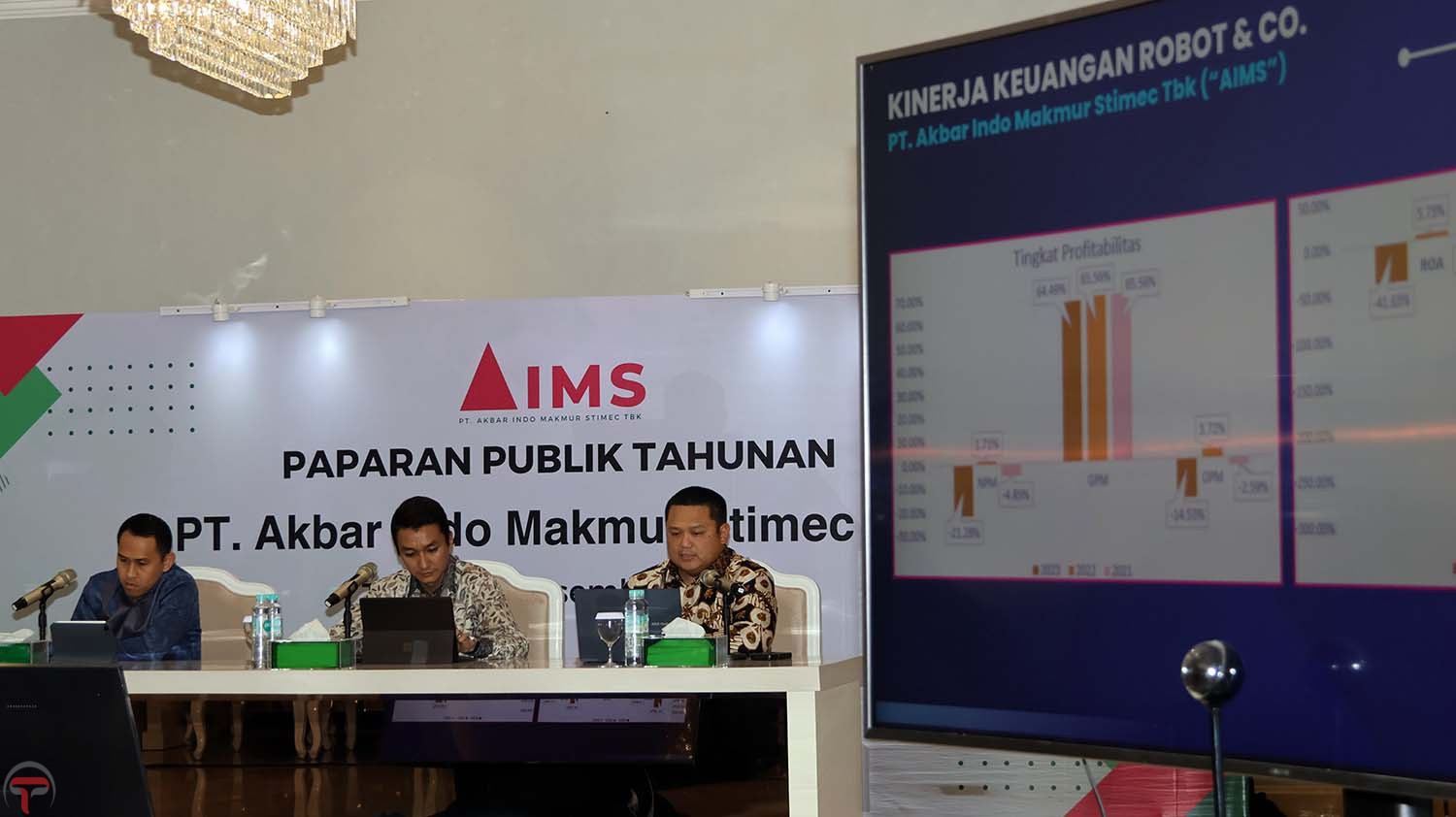 KINERJA - Pengurus Akbar Makmur ketika melakukan pemaparan mengenai capaian perseroan. FOTO - ISTIMEWA Harga Premium, Pengendali AIMS Kembali Lego 20,2 Juta Lembar