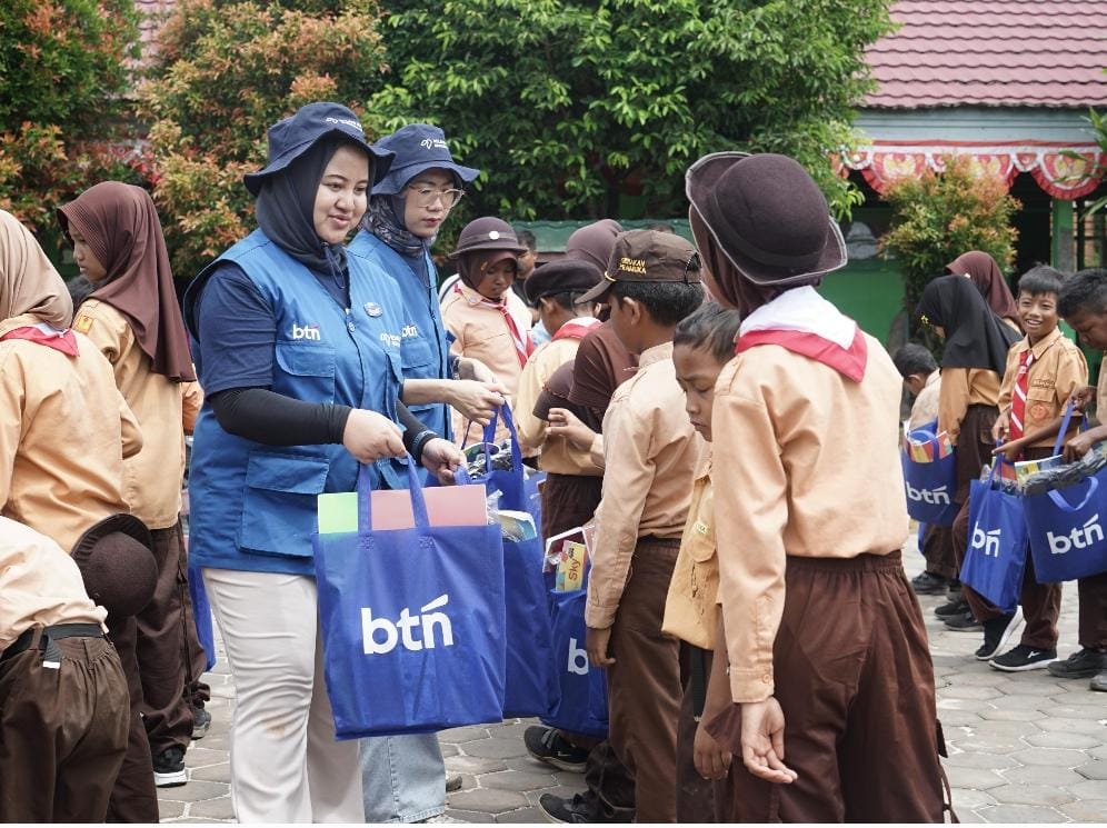 Para Relawan Bakti BUMN bersama Kementerian BUMN dan Karyawan BTN menyerahkan bantuan kepada Jajaran Perangkat Desa Adang Jaya dan Muara Adang di Kabupaten Paser, Kalimantan Timur, Minggu (17/8). (Foto: Endang Muchtar) Kontribusi BTN dan Relawan BUMN untuk Sejahterakan Rakyat Paser