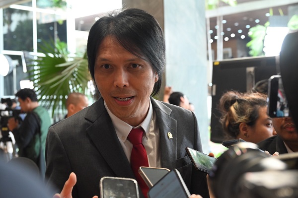Musisi yang juga Anggota Komisi X DPR RI, Elfonda Mekel, atau akrab dipanggil Once, saat ditemui Parlementaria, di Gedung Nusantara II, DPR RI, Senayan, Jakarta, Jumat (15/8/2025). Foto: mdtk/vel Perkara Royalti Musik, Once: Penggunaan Sistem Digital Jadi Solusi