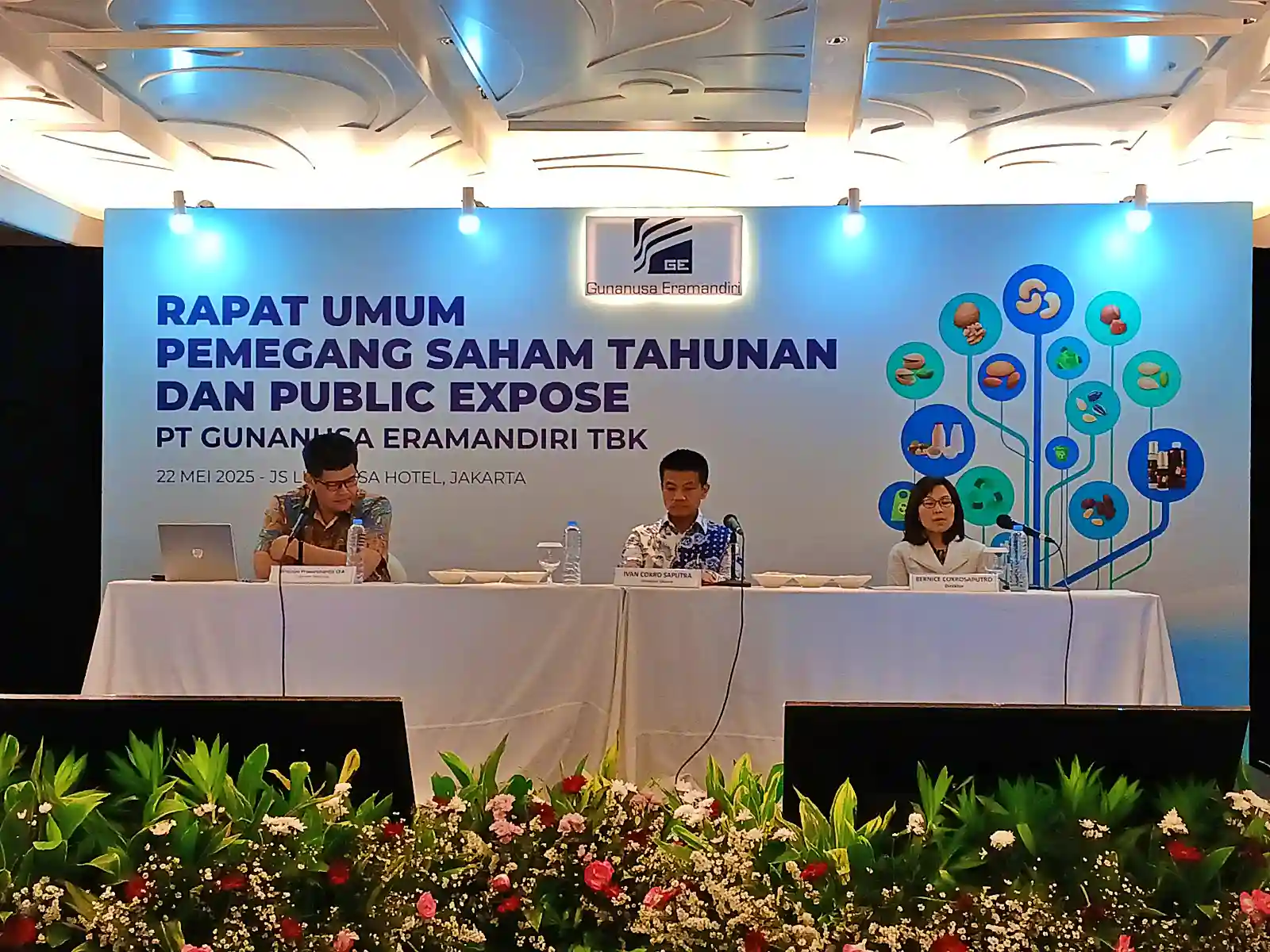 Pengurus Gunausaha kala menjelaskan perkembangan kinerja perseroan kepada media. FOTO - ISTIMEWA Bangun Pabrik, GUNA Tarik Fasilitas Kredit Rp213,6 Miliar
