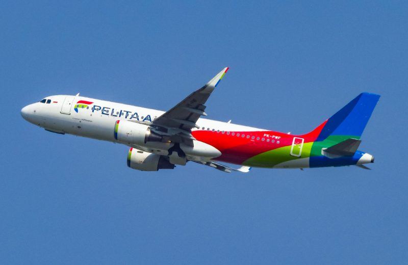 Bahan bakar pesawat ramah lingkungan berbasis jelantah produksi Pertamina yang dilabeli SAF) sukses menerbangkan pesawat Pelita Air rute Jakarta-Bali pada penerbangan perdana Rabu (20/8). Pertamina Berhasil Terbangkan Pesawat dengan Bahan Bakar Jelantah