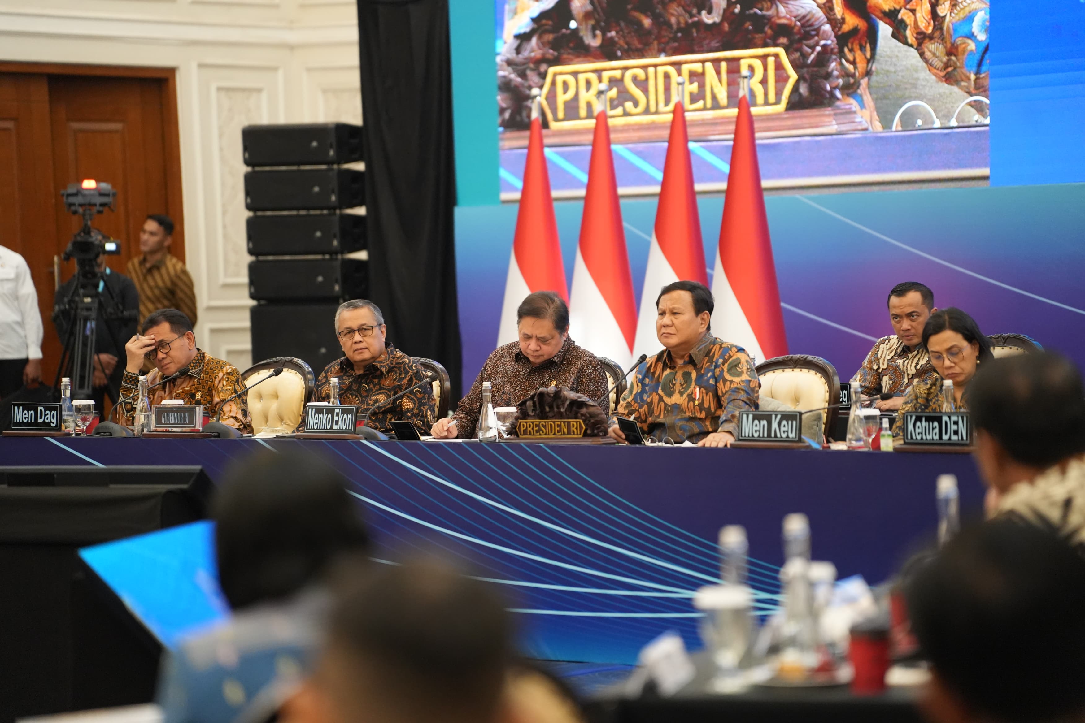 presiden prabowo saat sarasehan bersama para menteri dan pelaku ekonomi. DOK/ISTIMEWA Investor Wajib Tau! Ini Jejak 300 Hari Pemerintahan Prabowo