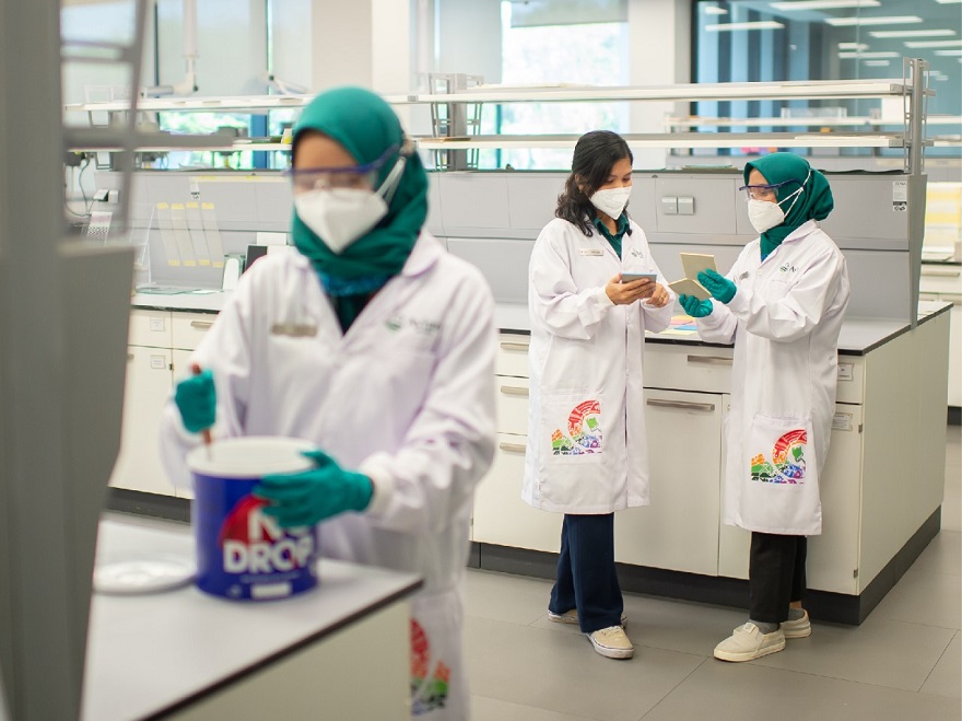 Sejumlah karyawan tengah sibuk melakukan penelitian di lab pabrik perseroan. FOTO - ISTIMEWA Masuk FTSE Russell, Saham Emiten Hermanto Tanoko (AVIA) Menggeliat