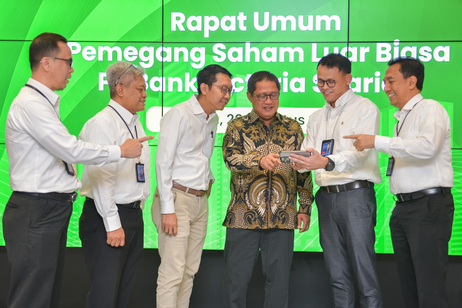 Pengurus baru Bank Syariah Nasional tampak berbincang dengan akrab. FOTO - ISTIMEWA Transformasi, Ini Formasi Baru Pengurus Bank Syariah Nasional