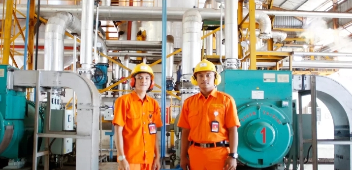 Dua Pekerja Emiten Sawit NSSS di Pabrik Perseroan. FOTO - ISTIMEWA. Pengendali NSSS Divestasi Saham Rp50M, Buat Apa?
