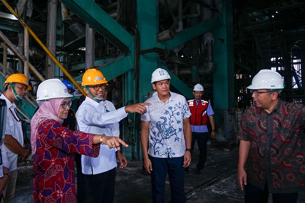 Juru Bicara Kemenperin, Febri Hendri Antoni Arif, saat mengunjungi salah satu perusahaan intermediate industry di sektor oleokimia, PT Sumi Asih di Bekasi, Jumat (22/8).(Foto: Kemenperin) Pembatasan Pasokan Gas Mulai Ancam Kelangsungan Industri Oleokimia