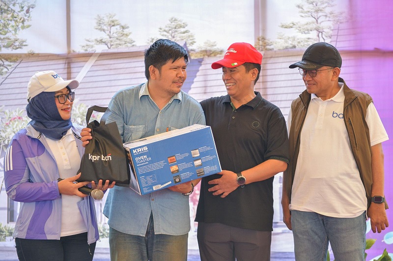 Direktur Consumer Banking BTN, Hirwandi Gafar, didampingi Regional Office Head BTN Jawa Barat, Waluyo, serta Kepala Cabang BTN Bekasi, Shesharina Ayu Wulandini, menyerahkan apresiasi kepada Joshu Randi, debitur KPR BTN yang berencana mengajukan fasilitas KAR.Dalam acara peluncuran tipe rumah baru ISPI Grup di perumahan Mutiara Gading City, Bekasi, Jawa Barat, Minggu (24/8). (Foto: Endang Muchtar). BTN Dorong Pemanfaatan KAR untuk Perkuat Portofolio Kredit