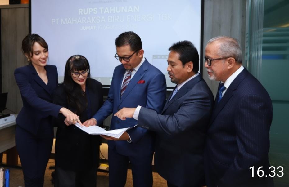 Bobby Gafur (tengah) terlibat perbincangan dengan pengurus Maharaksa Biru Energi. FOTO - ISTIMEWA Harga Miring! Bobby Gafur Divestasi 203,53 Juta Saham OASA