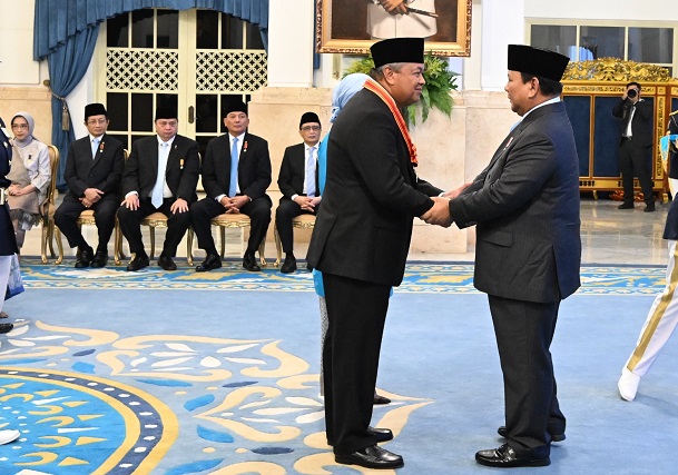 Gubernur Bank Indonesia, Perry Warjiyo, menerima Tanda Kehormatan Bintang Mahaputera Utama dari Presiden Republik Indonesia, Prabowo Subianto di Jakarta, Senin (25/8) Gubernur BI Perry Warjiyo Terima Bintang Mahaputera Utama