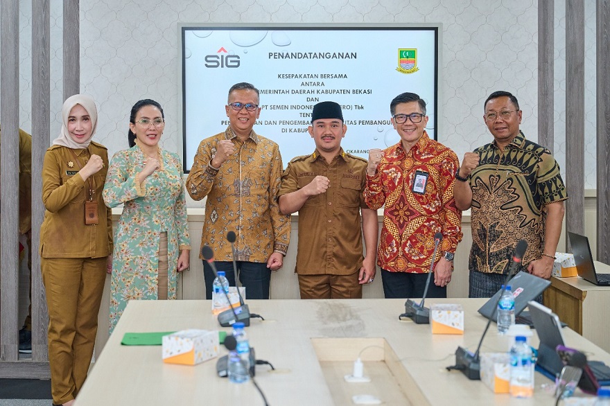 (kedua hingga kelima kiri) Ketua Dewan Penasihat Bupati Bekasi sekaligus Anggota Komisi VI DPR RI, Rieke Diah Pitaloka; Direktur Utama SIG, Indrieffouny Indra; Bupati Bekasi, Ade Kuswara Kunang, dan Direktur Sales dan Marketing SIG, Dicky Saelan pada acara Kesepakatan Bersama tentang Peningkatan dan Pengembangan Kualitas Pembangunan di Kabupaten Bekasi, di Kantor Bupati Bekasi pada Senin (25/8/2025). SIG Gandeng Pemkab Bekasi, Genjot Pembangunan Berkelanjutan