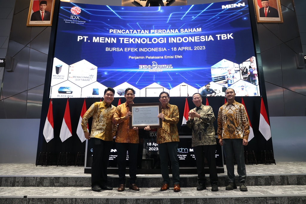 Pengurus Meen Teknologi kala menerima sertifikat IPO dari Bursa Efek Indonesia. FOTO - ISTIMEWA Pengendali Tender Offer, Lonjakan Saham MENN Belum Terbendung
