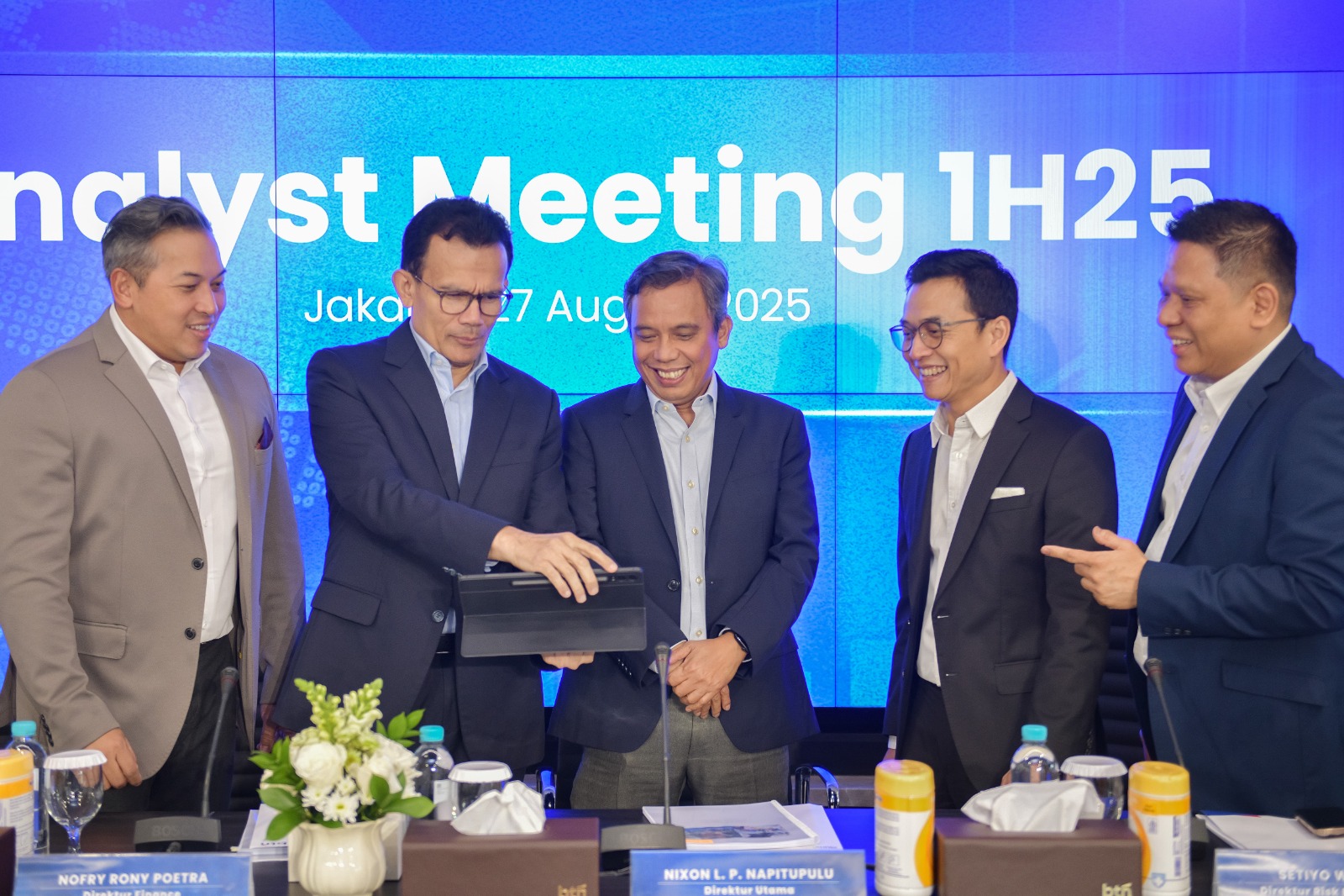 CEO BTN Nixon Napitupulu (tengah) usai analys meeting paruh pertama 2025. FOTO - ISTIMEWA Kinerja Kinclong, Ini Penyebab Laba BTN Tumbuh Double Digit