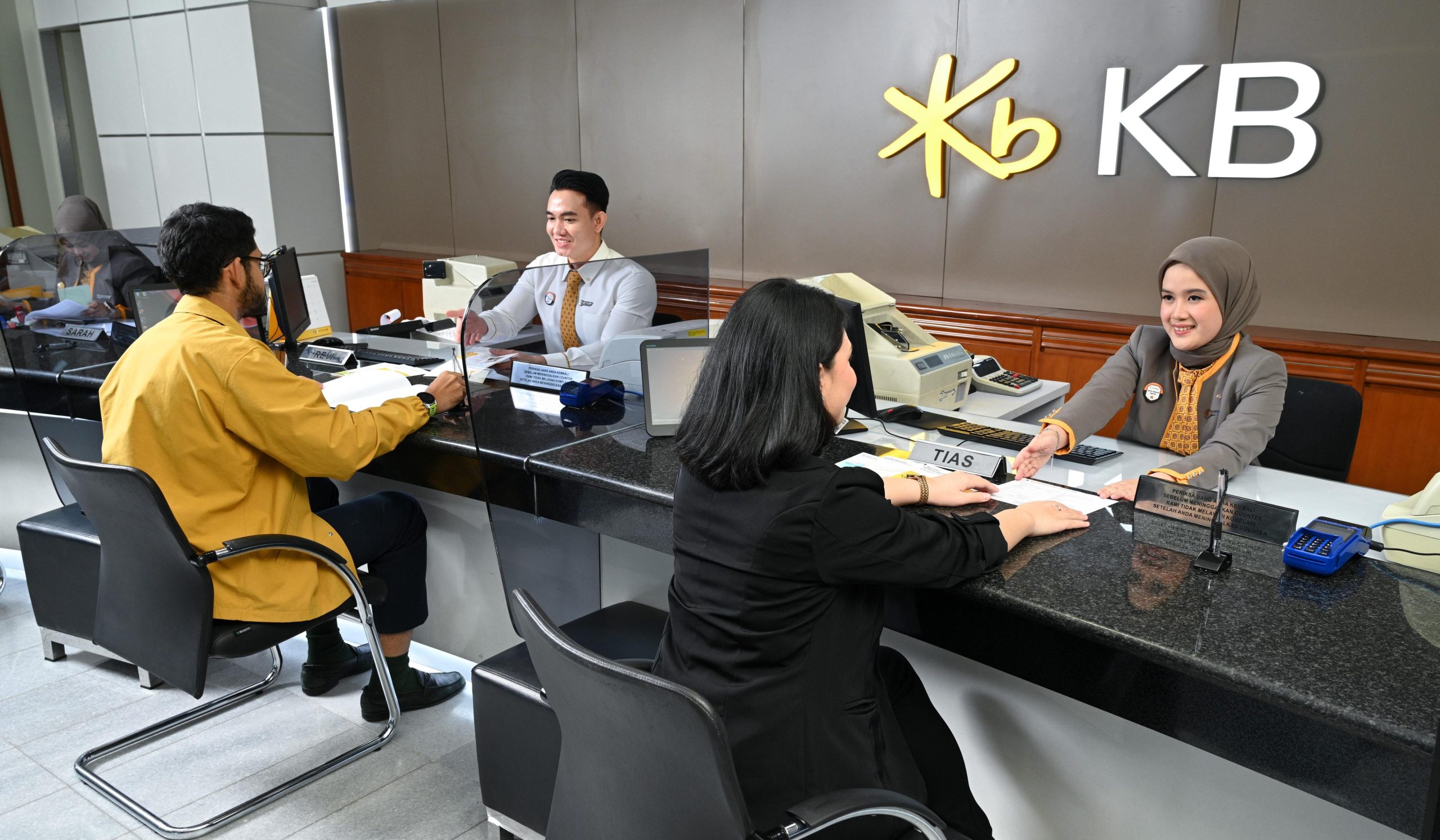 Suasana pelayanan di Bank KB Indonesia. FOTO - ISTIMEWA BBKP Tawarkan Obligasi Rp2,86 T, Telisik Lengkapnya