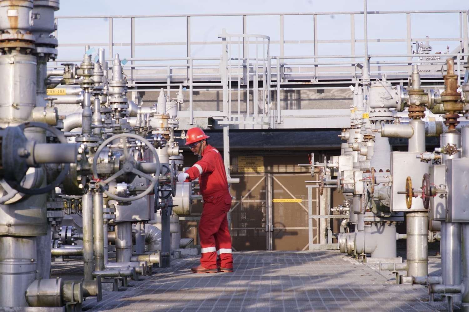 Seorang petugas lapangan tengah menginpeksi instalasi jaringan pipa gas PGN. FOTO - ISTIMEWA Pengurus Baru, PGAS Mantapkan Ekosistem Gas Bumi Nasional
