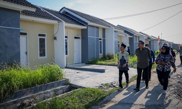 Menteri UMKM Maman Abdurahman (tengah) saat mengecek perluasan pembangunan rumah subsidi di Griya Srimahi Indah, Kabupaten Bekasi, Rabu (27/8/2025) (Foto: Kementerian UMKM) Disiapkan KUR Rp130 Triliun untuk Program 3 Juta Rumah