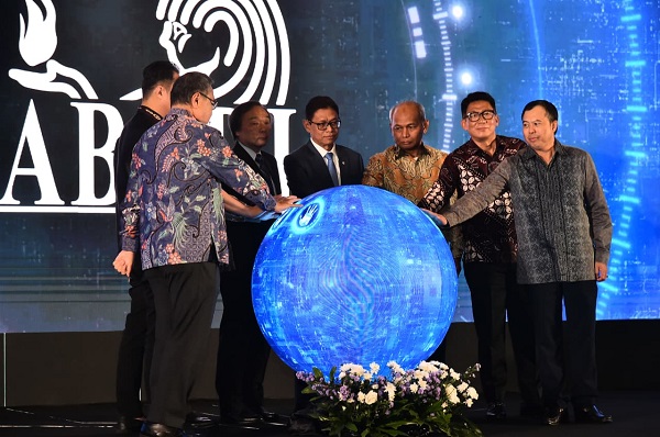 Wakil Menteri ESDM Yuliot pada Peresmian Fase FEED Proyek LNG Abadi Blok Masela, di Jakarta, hari Kamis (28/7).(Foto: Kementerian ESDM) Lapangan Abadi Blok Masela Ditarget Hasilkan 9,5 Juta Ton LNG /Tahun