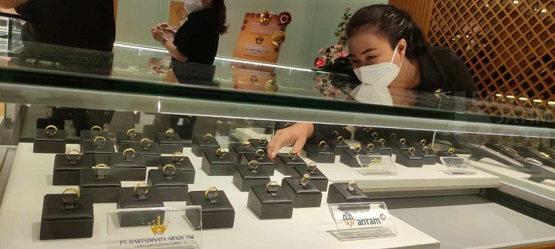 Seorang petugas tengah melayani konsumen di salah satu penjualan emas Hartadinata. HRTA Teken Jual-Beli Logam Mulia