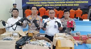 Rilis Polda Kepulauan Riau kembali menangkap komplotan perompak yang biasa beraksi mencuri di kapal-kapal asing di Selat Philip, Kepri. Dok. MataKepri. Polda Tangkap Perompak Kapal Asing di Selat Philip Kepulauan Riau