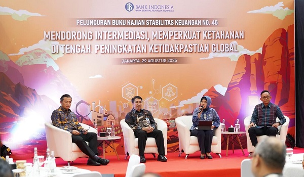 Deputi Gubernur Bank Indonesia, Juda Agung saat meluncurkan buku KSK 45 di Bank Indonesia Jakarta (29/8).(Foto: Bank Indonesia) Total Insentif KLM Hingga Minggu Pertama Agustus Capai Rp384 Triliun
