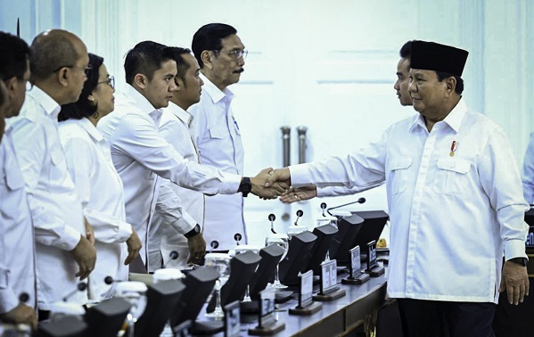 Presiden Prabowo Subianto memimpin Sidang Kabinet Paripurna bersama Wakil Presiden Gibran Rakabuming di Ruang Sidang Kabinet, Istana Kepresidenan Jakarta, pada Minggu, 31 Agustus 2025. Presiden Minta TNI-Polri Tindak Tegas Aksi Penjarahan