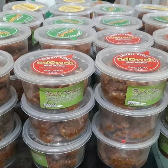 Jika sedang pelesiran ke Kota Batu Jawa Timur, Pecel Ndoweh menjadi salah satu menu kuliner favorit di kota tersebut. Pengunjung dapat menikmati nasi pecel dengan kelezatan bumbu kacang, berikut aneka hidangan penyerta yang memanjakan lidah. BRI Angkat Usaha Pecel, Kini Jadi Kuliner Favorit di Kota Batu