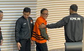 Immanuel Ebenezer Gerungan atau Noel dalam rompi tersangka. Dok. Metro TV. Kasus Pemerasan K3, Noel Ngaku Salah dan Siap Bertanggung Jawab