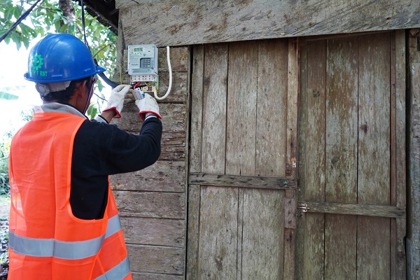 Program Listrik Desa menargetkan elektrifikasi untuk 5.758 desa yang belum berlistrik PLN dengan membangun infrastruktur listrik perdesaan dan penyambungan listrik untuk sekitar 1,2 juta rumah tangga Peningkatan Akses Listrik Desa Akan Jangkau 1,2 Juta Rumah Tangga