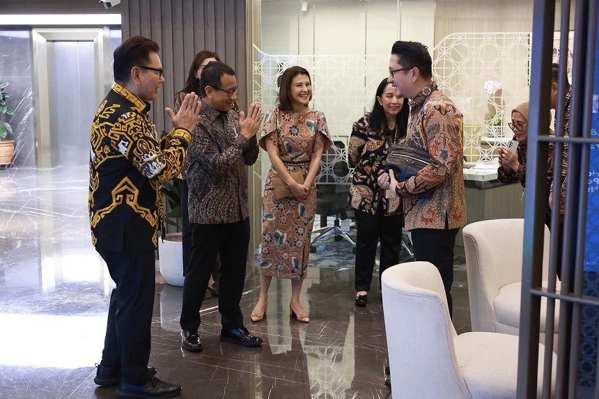 PT Bank Negara Indonesia (Persero) Tbk atau BNI memperingati Hari Pelanggan Nasional 2025 dengan menghadirkan serangkaian inisiatif konkret untuk memperkuat kedekatan dengan nasabah sekaligus mendorong praktik bisnis berkelanjutan. Rangkaian kegiatan ini mengusung tema 'Setia Menemani Setiap Langkahmu, Mewujudkan Masa Depan yang Hijau dan Inklusif'. BNI Perkuat Komitmen Hijau dan Inklusif di Hari Pelanggan Nasional