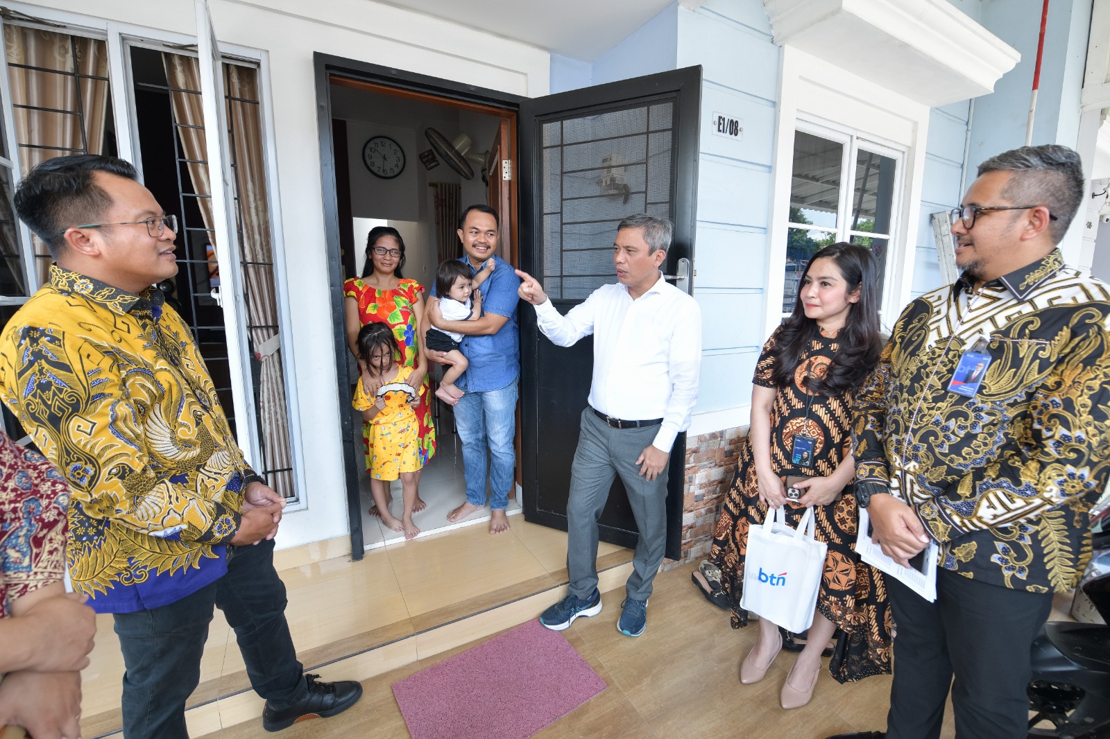 Direktur Utama PT Bank Tabungan Negara (Persero) Tbk Nixon LP Napitupulu bersama Direktur Operations BTN I Nyoman Sugiri berkunjung ke rumah nasabah di Perumahan Kota Sutera, Kabupaten Tangerang, Banten, Kamis (4/9). (Foto: Endang Muchtar). Sambut Harpelnas, BTN Dengar Aspirasi Nasabah