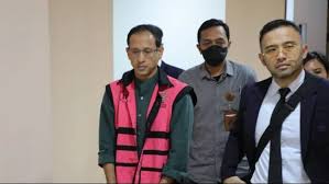 Nadiem Anwar Makarim mengenakan rompi tersangka. Dok. Metro TV. Nadiem Makarim Perpanjang Deretan Menteri Era Jokowi Terjerat Korupsi