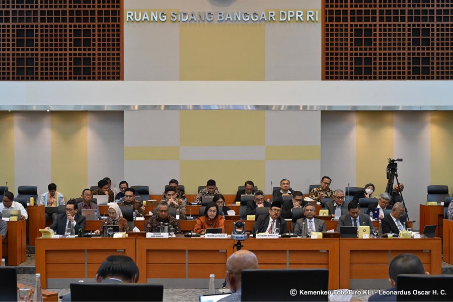 Pemerintah dan Badan Anggaran (Banggar) DPR RI pada rapat kerja hari ini, Kamis (4/9) target Pendapatan Negara meningkat Rp5,9 triliun menjadi Rp3.153,6 triliun Target Pendapatan Negara 2026 Naik Rp5,9T Jadi Rp3.153,6T