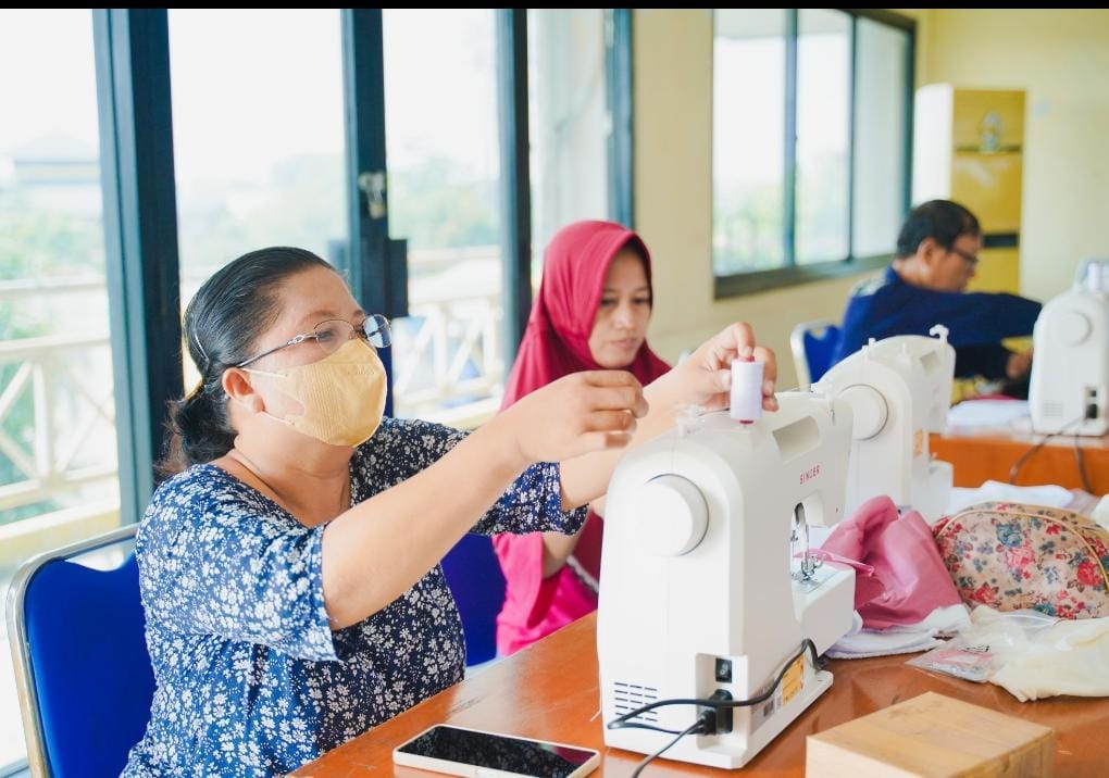 Berangkat dari keprihatinan atas pencemaran Sungai Brantas yang kerap dipenuhi sampah plastik sekali pakai, UMKM asal Surabaya, Bumbi, menghadirkan inovasi popok alias diaper ramah lingkungan yang dapat digunakan kembali. Pendampingan BRI Bikin Diaper Ramah Lingkungan UMKM Surabaya Laris