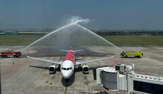 Bandara Jenderal Ahmad Yani Semarang hari ini, Jumat (4/9), resmi melayani penerbangan internasional, dengan ditandai penerbangan perdana AirAsia rute Kuala Lumpur–Semarang. Penerbangan ini akan beroperasi dengan frekuensi tujuh kali dalam seminggu.(Foto: Humas Kemenhub) Penerbangan Internasional bawa Semarang Jadi Gerbang Baru Wisata