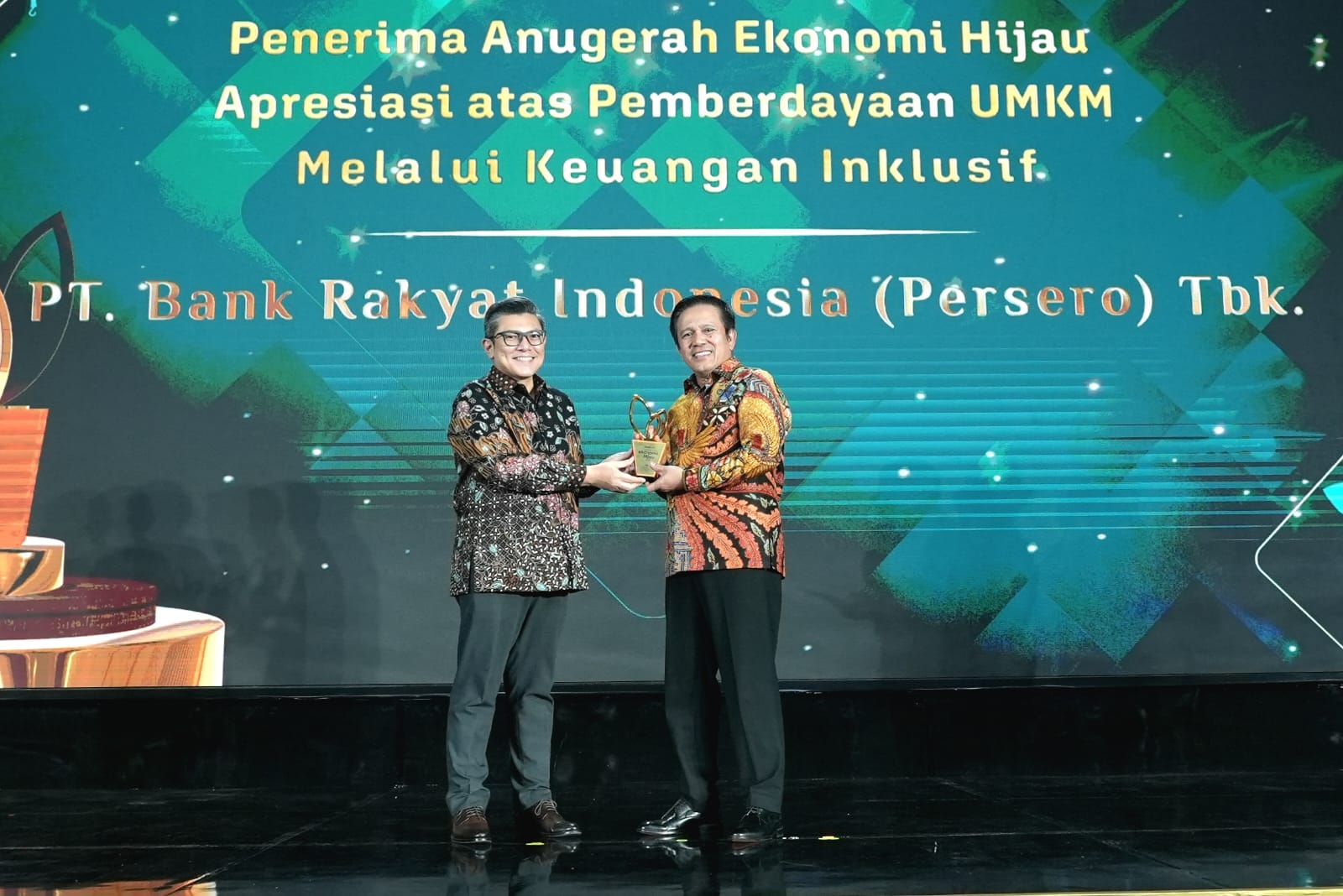 PT Bank Rakyat Indonesia (Persero) Tbk menerima Anugerah Ekonomi Hijau dari detikcom atas Pemberdayaan UMKM melalui Keuangan Inklusif sebagai bentuk pengakuan terhadap konsistensi perusahaan dalam memperkuat sektor usaha rakyat secara berkelanjutan. BRI Sabet Anugerah Ekonomi Hijau Berkat UMKM Inklusif