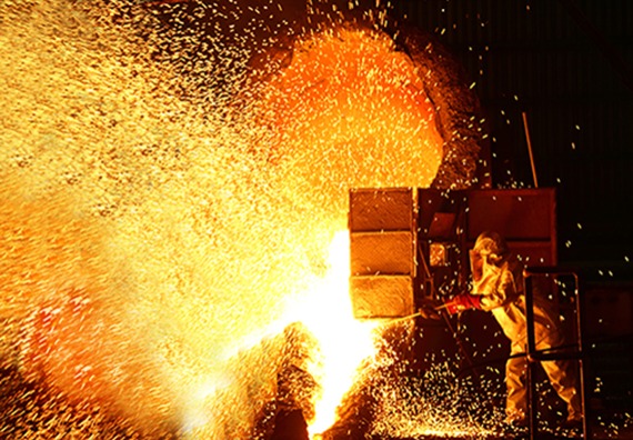 Petugas lapangan berjibaku melawan si jago merah di smelter perseroan. FOTO - ISTIMEWA Emas Global Rekor, Saham Antam (ANTM) Makin Berkilau
