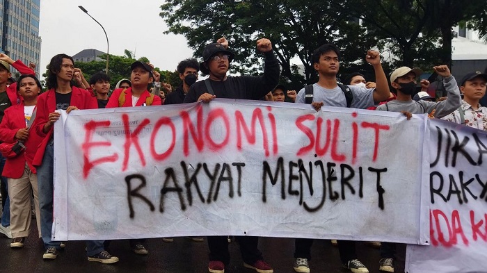 Delapan fraksi di DPR RI menyatakan siap mengevaluasi, bahkan menghentikan, pemberian tunjangan perumahan dan fasilitas lain yang dinilai melukai rasa keadilan masyarakat. 8 Fraksi Sepakat Evaluasi Tunjangan Perumahan Anggota DPR