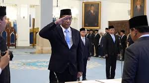 Menteri Keuangan Purbaya Yudhi Sadewa menghormat Presiden Prabowo Subianto saat pelantikan, di Istana Negara Jakarta, Senin (8/9/2025). Dok. Tirto/Presiden RI. Gantikan Sri Mulyani, Menkeu Baru Janji Takkan Rombak Kebijakan Fiskal