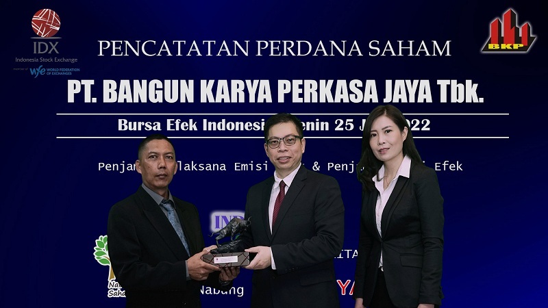 Manajemen KRYA ketika mencatatkan sahamnya di BEI. Saham KRYA Mulai Berpindah!